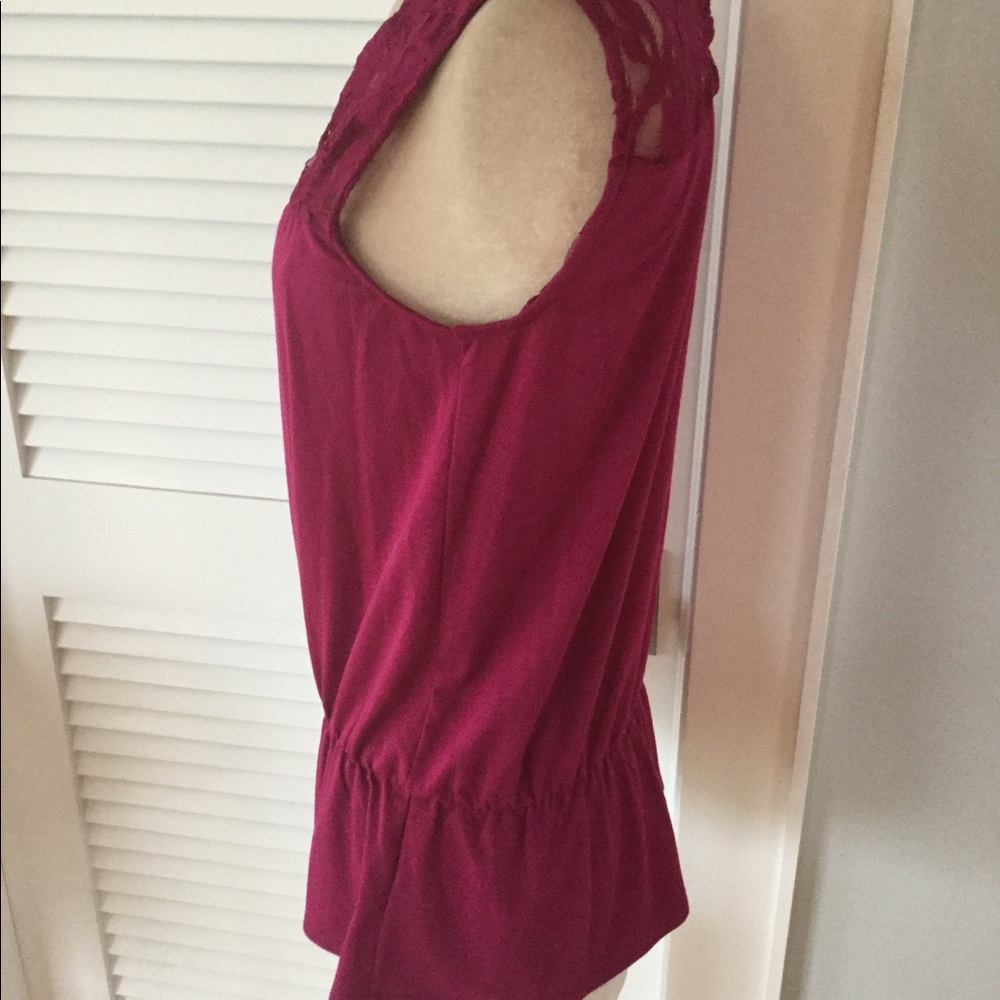 NWT Raspberry Sleeveless Lace Accent Top Size S - Picture 2 of 7